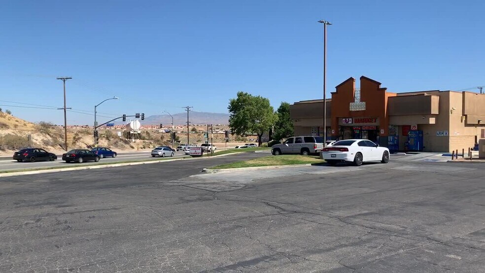 13728 Hesperia Rd, Victorville, CA à louer - Vidéo sur l’inscription commerciale - Image 3 de 17