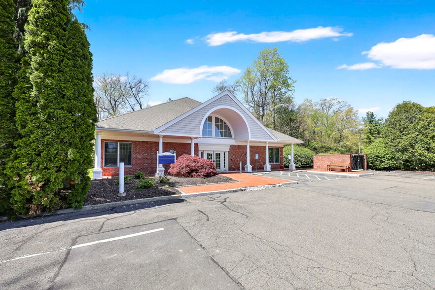 887 Bridgeport Ave, Shelton, CT for lease - Building Photo - Image 3 of 7