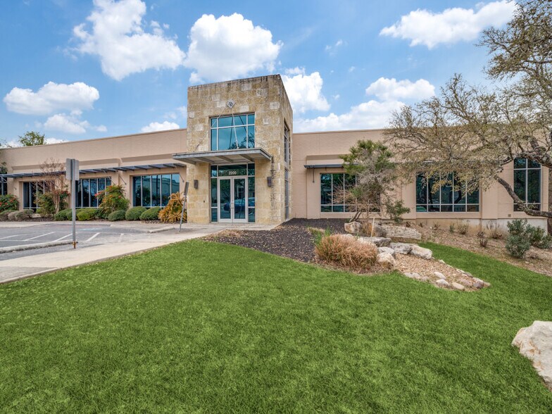 2200-2202 Thousand Oaks Dr, San Antonio, TX à vendre - Photo du bâtiment - Image 1 de 9