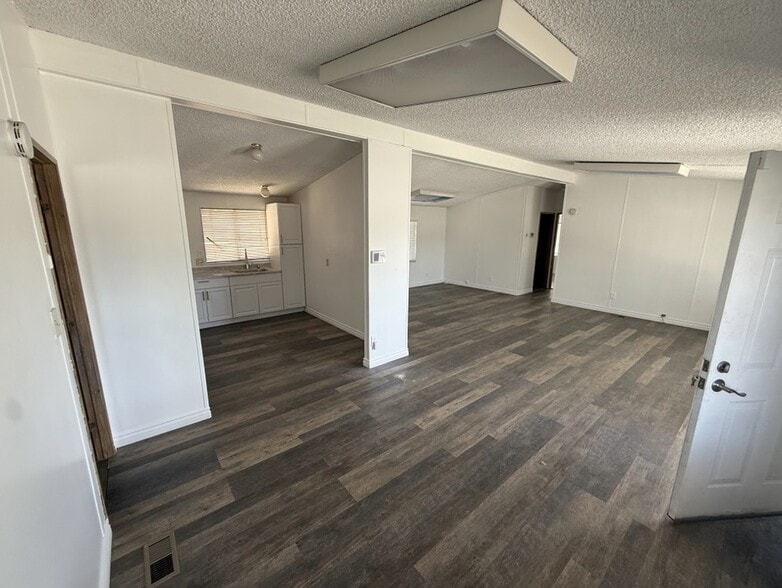 19792 El Rivino Rd, Riverside, CA for lease - Interior Photo - Image 3 of 10