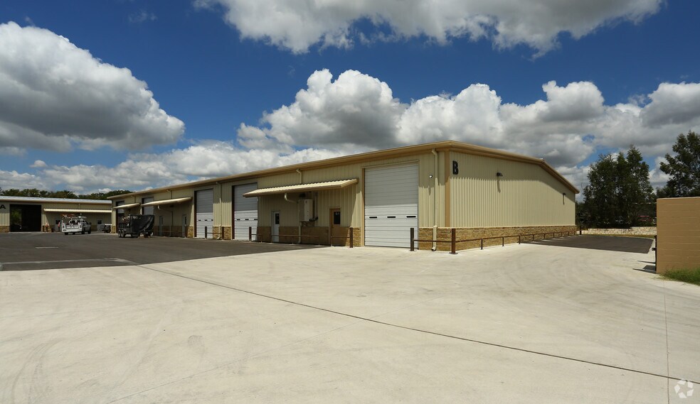 4200 Burch Dr, Del Valle, TX à louer - Photo du bâtiment - Image 1 de 11