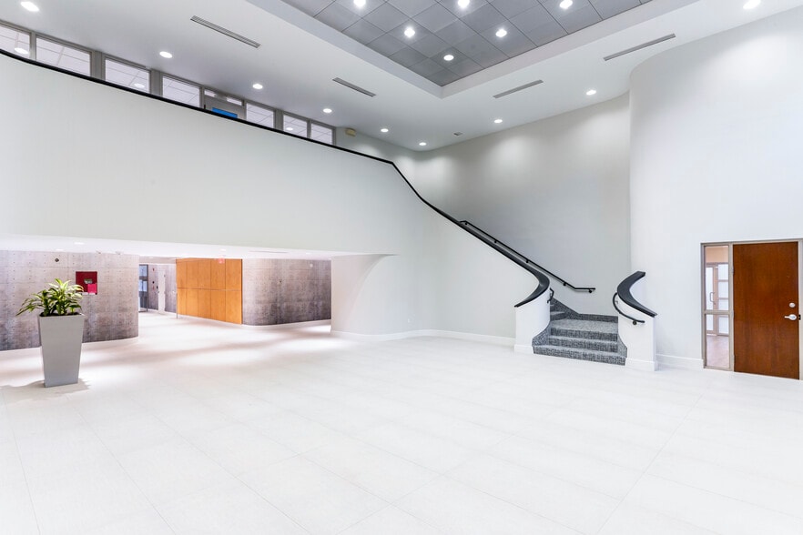 700 NW 107th Ave, Miami, FL for lease - Interior Photo - Image 3 of 9