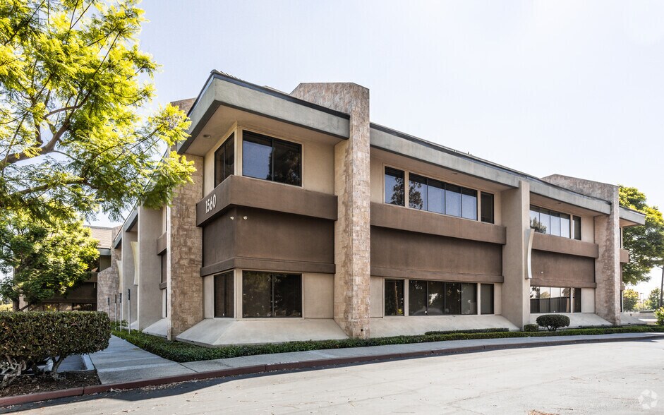 1560 Brookhollow Dr, Santa Ana, CA à louer - Photo du bâtiment - Image 2 de 8