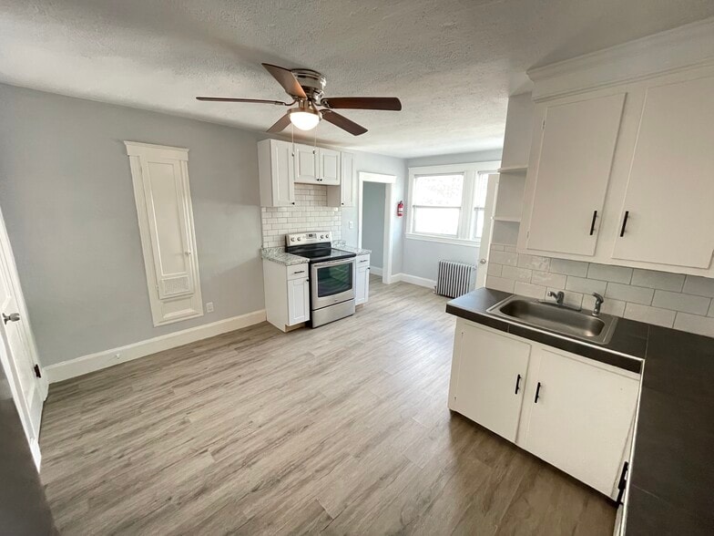 18 Units in 3 Buildings at 7.88 CAP portfolio of 3 properties for sale on LoopNet.ca - Building Photo - Image 2 of 2