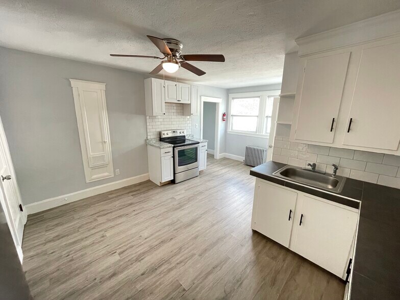18 Units in 3 Buildings at 7.88 CAP portefeuille de 3 propriétés à vendre sur LoopNet.ca - Photo du bâtiment - Image 2 de 2