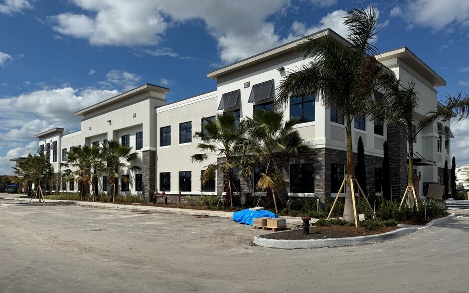 11530 SW Village Pky, Port Saint Lucie, FL à louer - Photo du bâtiment - Image 2 de 8