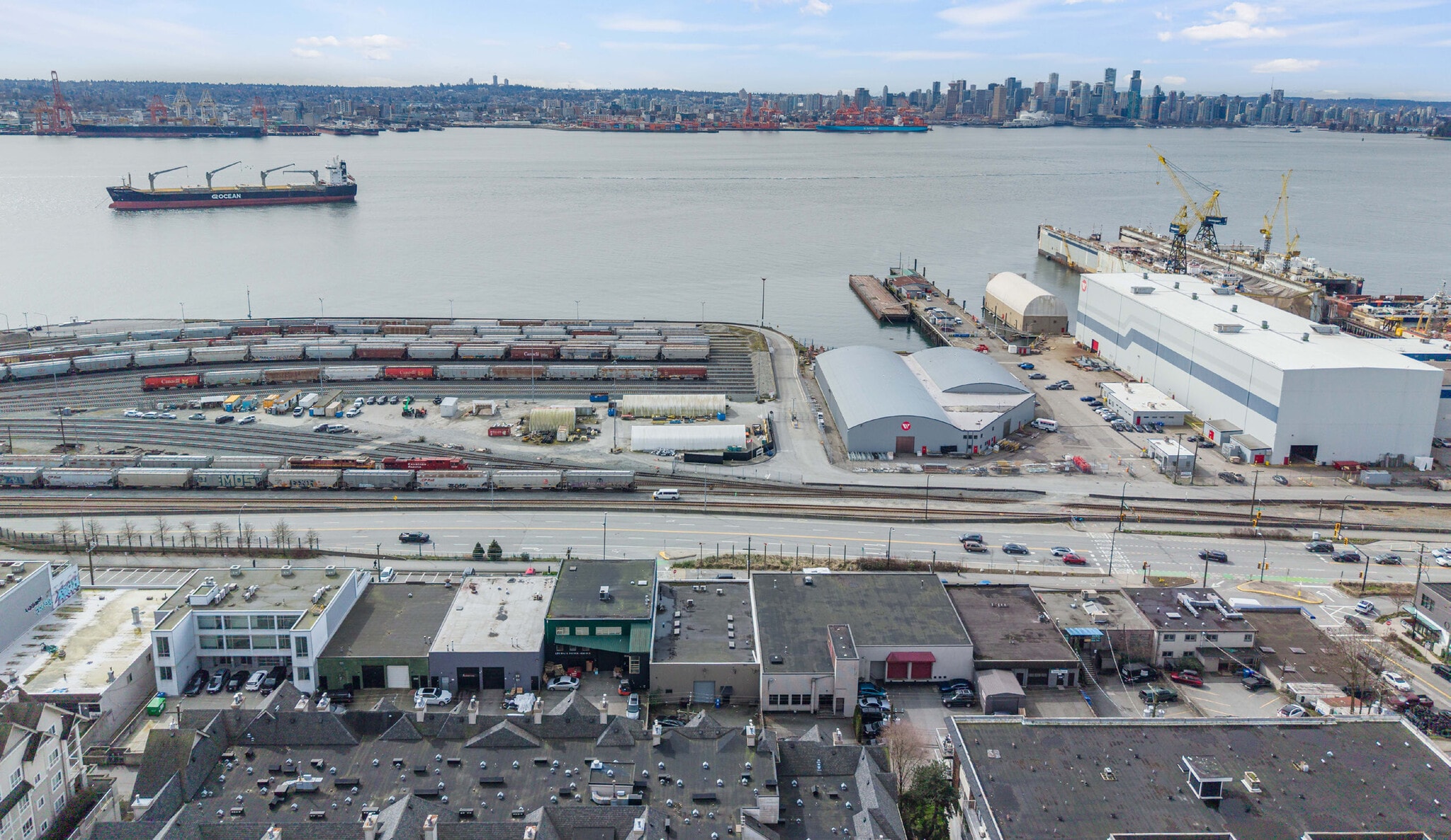 332 E Esplanade, North Vancouver, BC à louer Photo du bâtiment- Image 1 de 8