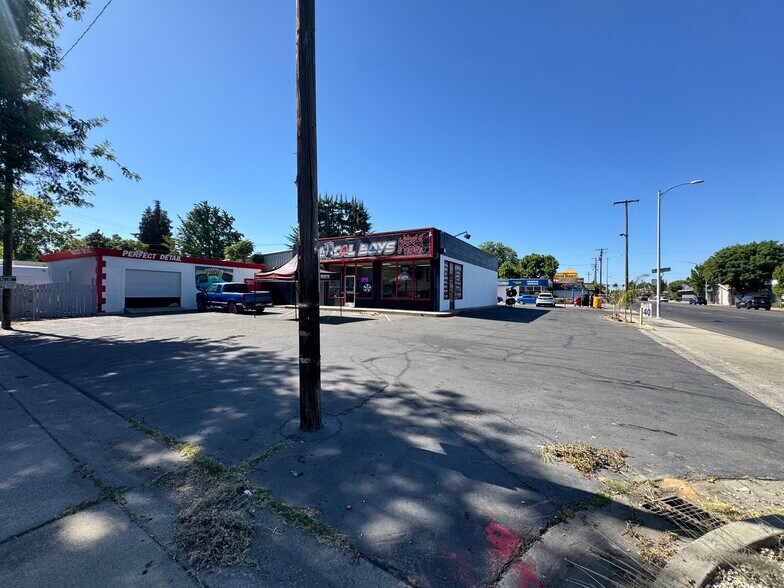 405 McHenry Ave, Modesto, CA à vendre - Photo du bâtiment - Image 2 de 10