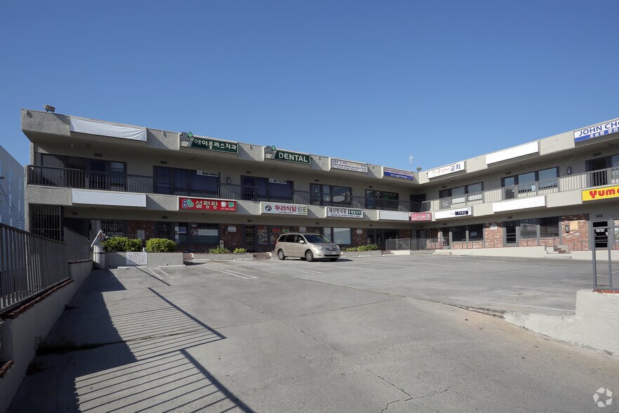 2520 W 8th St, Los Angeles, CA à louer - Photo du bâtiment - Image 3 de 5