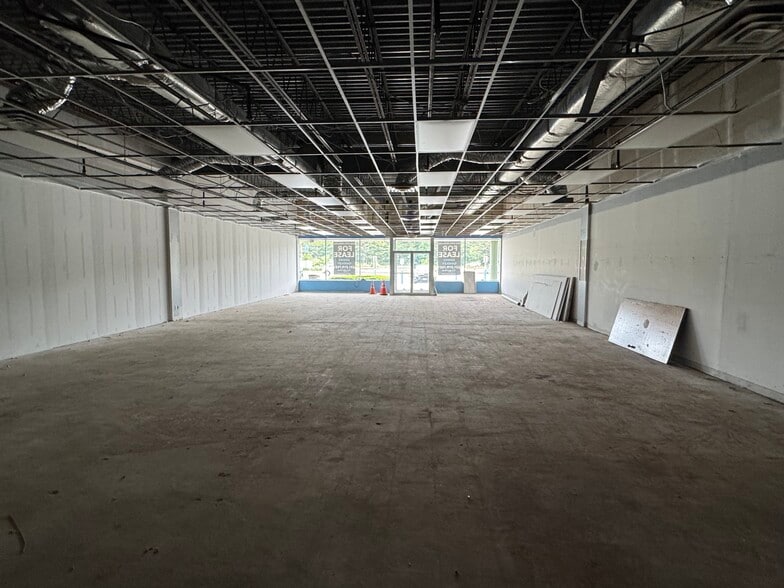 5640 Sunrise Hwy, Sayville, NY for lease - Building Photo - Image 3 of 11