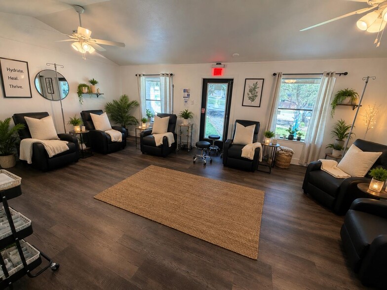 20308 Dawn Dr, Lago Vista, TX for sale - Interior Photo - Image 3 of 12
