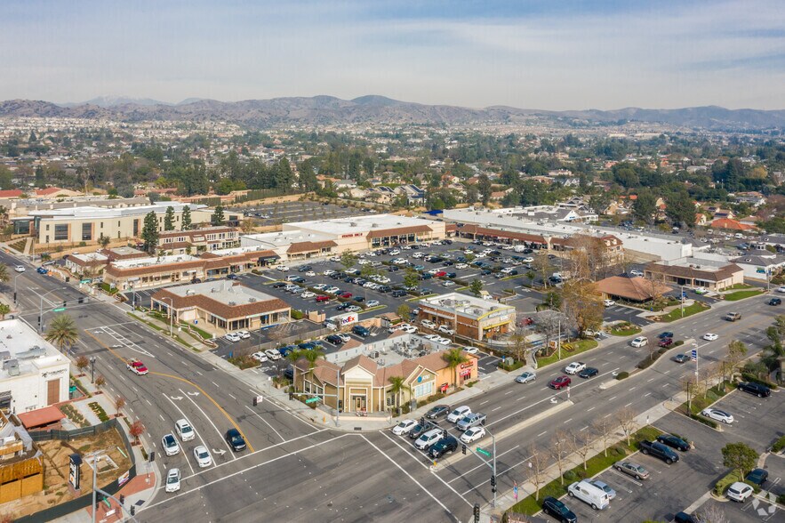 18565 Yorba Linda Blvd, Yorba Linda, CA à louer - Aérien - Image 2 de 7