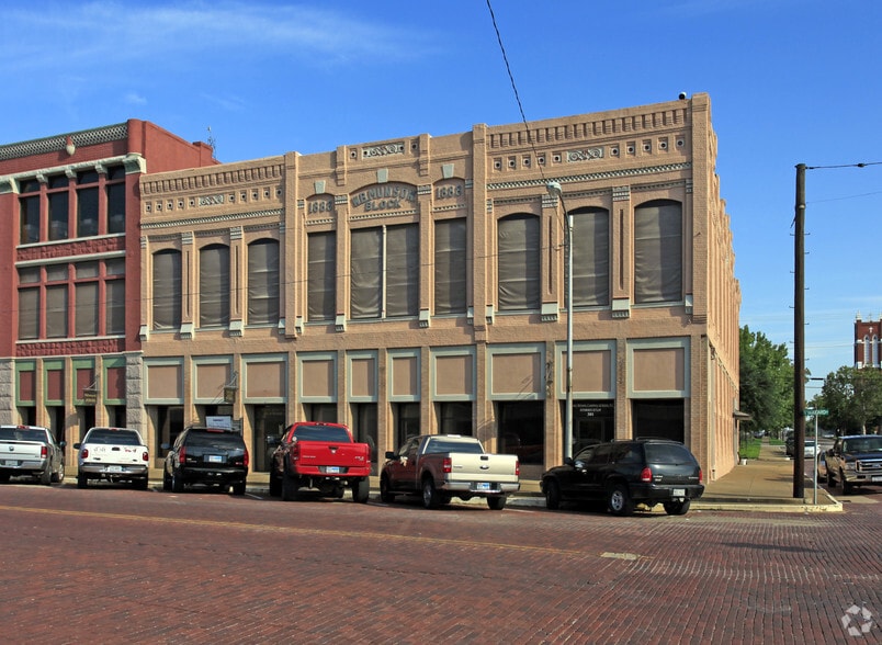 301-305 W Woodard St, Denison, TX for lease - Primary Photo - Image 1 of 2