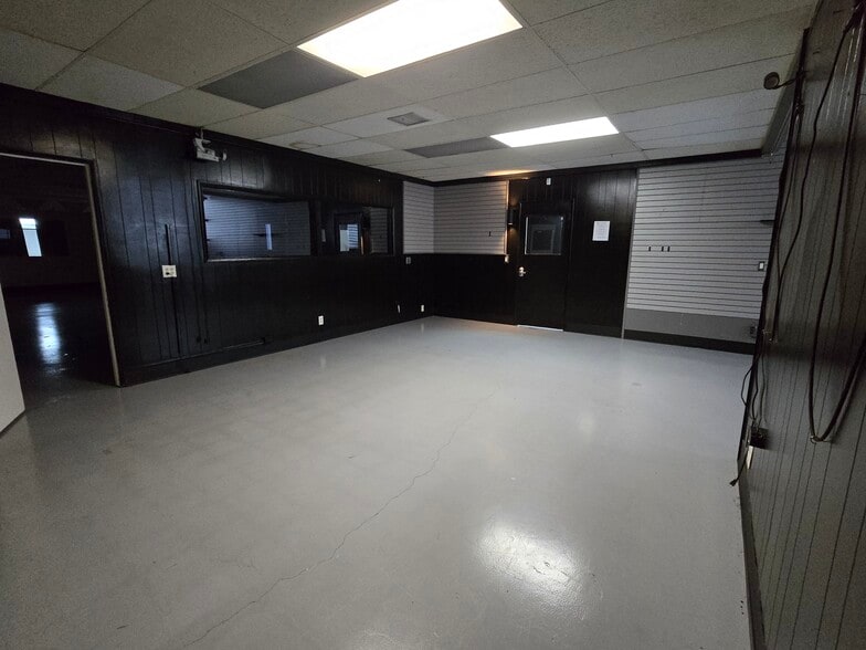 2201 N Hollywood Way, Burbank, CA for lease - Building Photo - Image 3 of 13