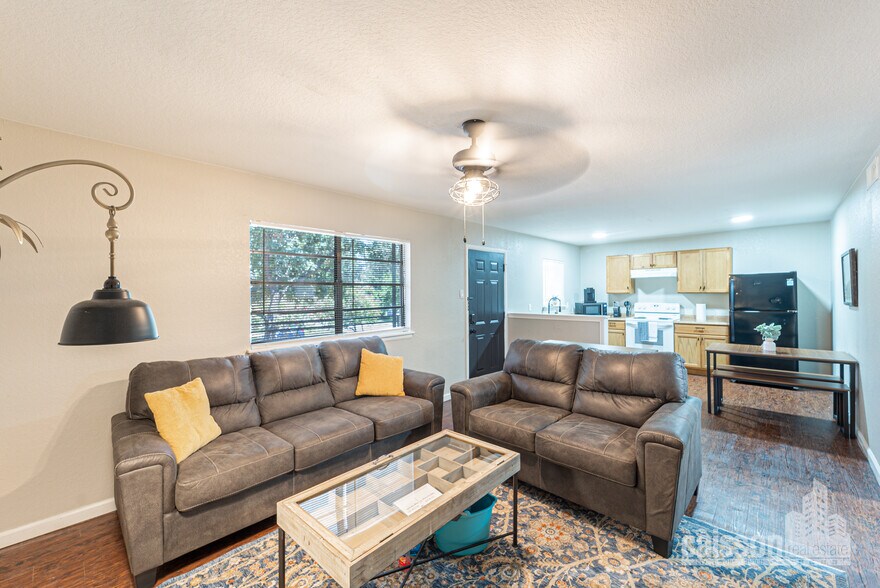 327 E Locust St, San Antonio, TX à vendre - Photo intérieure - Image 3 de 9