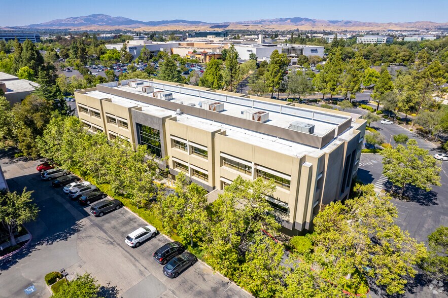 5700 Stoneridge Mall Rd, Pleasanton, CA à louer - Photo du bâtiment - Image 1 de 4