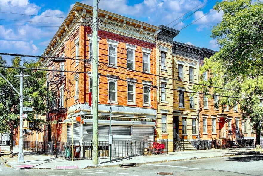 1701 Gates Ave, Ridgewood, NY à vendre - Photo du bâtiment - Image 2 de 48