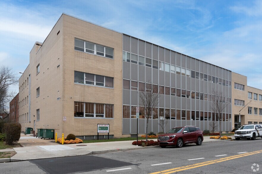 229 7th St, Garden City, NY à louer - Photo du bâtiment - Image 3 de 5
