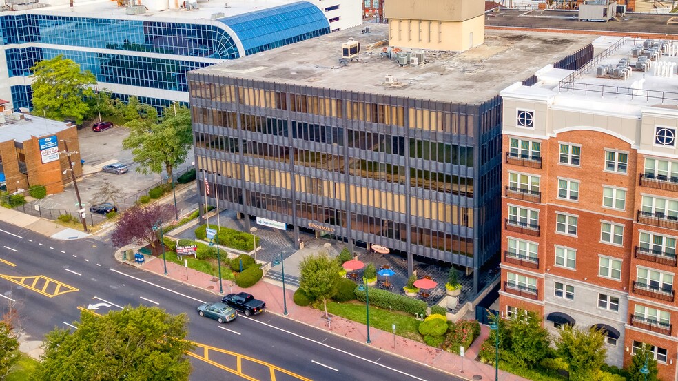 170 Old Country Rd, Mineola, NY à louer - Photo du bâtiment - Image 1 de 9