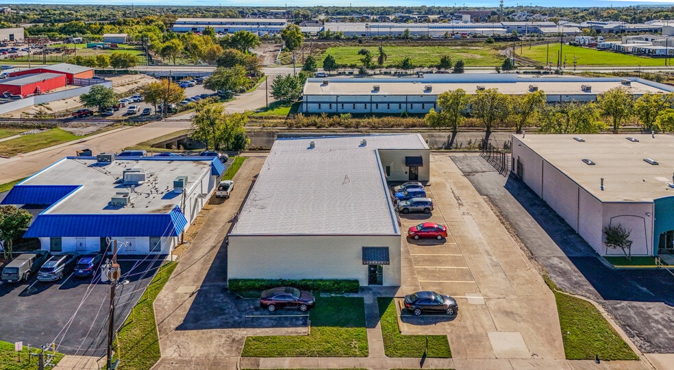 8358 Moberly Ln, Dallas, TX à louer - Photo du bâtiment - Image 2 de 12