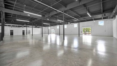 6800-6890 NE 4th Ct, Miami, FL à louer Photo intérieure- Image 2 de 8