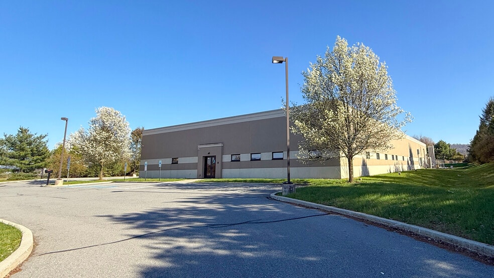 7448 Industrial Park Way, Macungie, PA for lease - Building Photo - Image 2 of 6