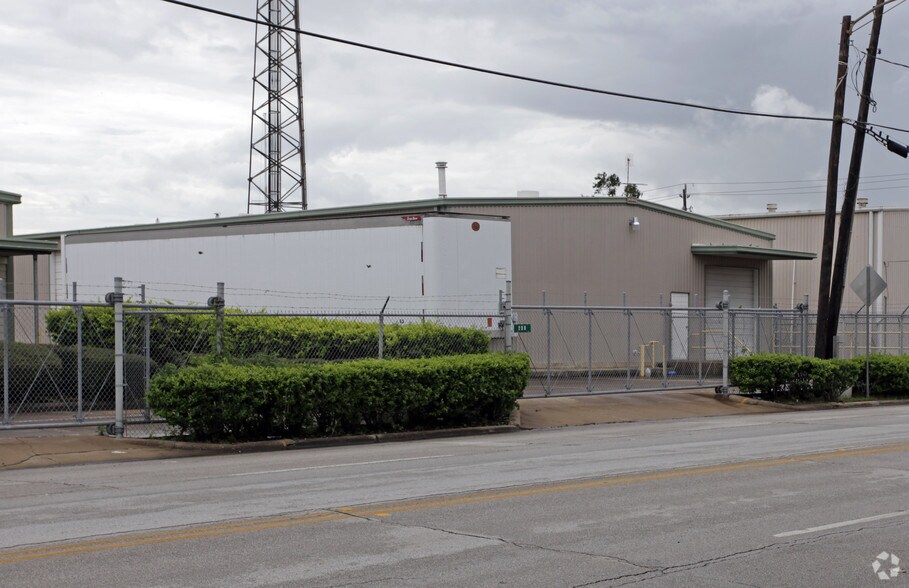 206 N Shaver St, Pasadena, TX à louer - Photo du bâtiment - Image 2 de 10