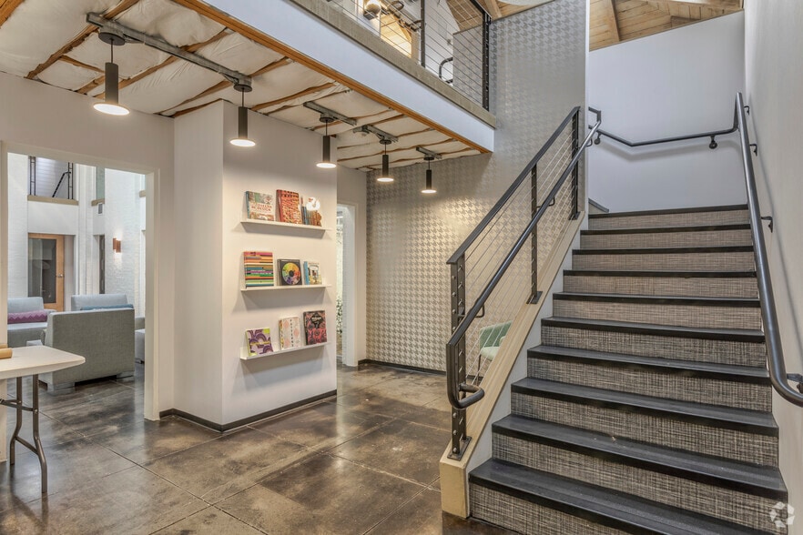 11117 Shady Trl, Dallas, TX for sale - Interior Photo - Image 3 of 8