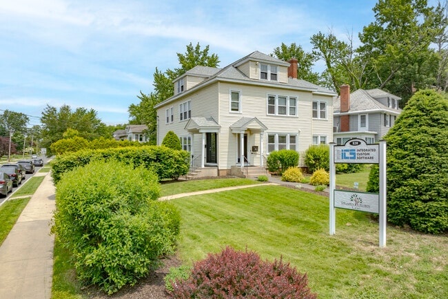 Plus de détails pour 820 Farmington Ave, West Hartford, CT - Bureau aux enchères