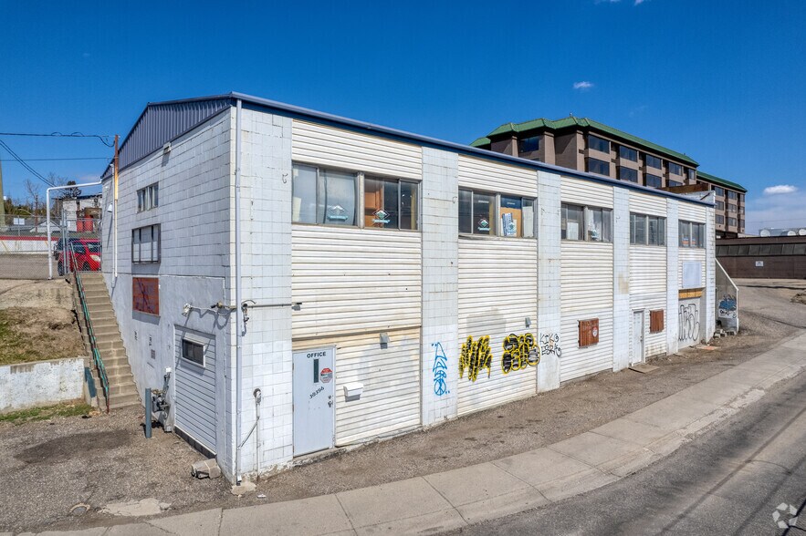 3839 Burnsland Rd SE, Calgary, AB for sale - Building Photo - Image 1 of 1
