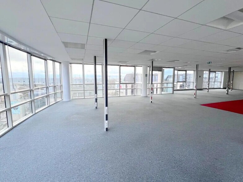 Office in Montigny-le-Bretonneux for lease - Interior Photo - Image 2 of 11