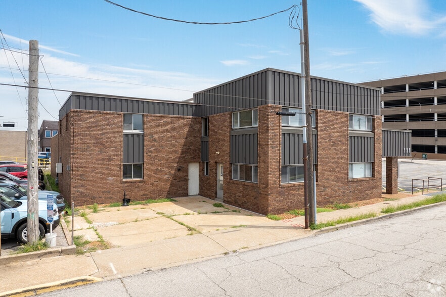 111 W Lincoln St, Belleville, IL à vendre - Photo du bâtiment - Image 3 de 20