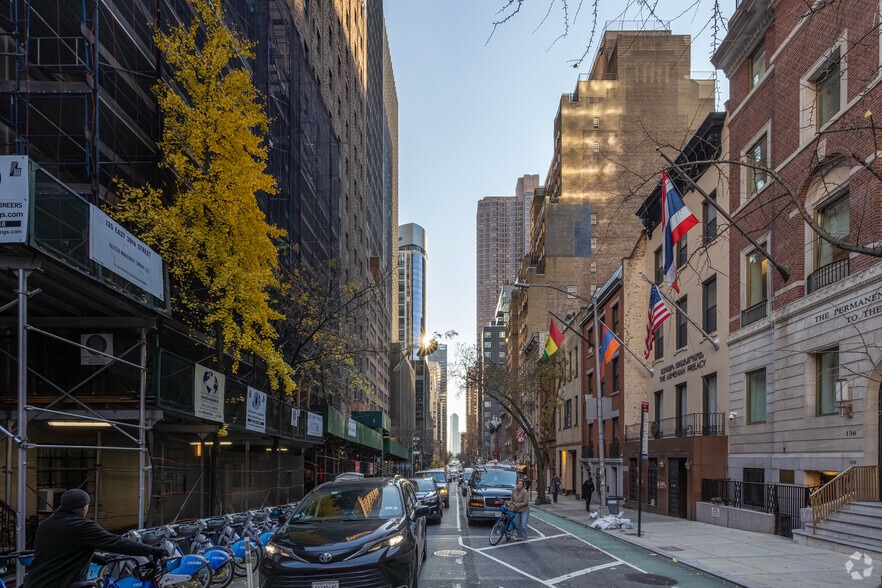 150 E 39th St, New York, NY for lease - Building Photo - Image 2 of 6