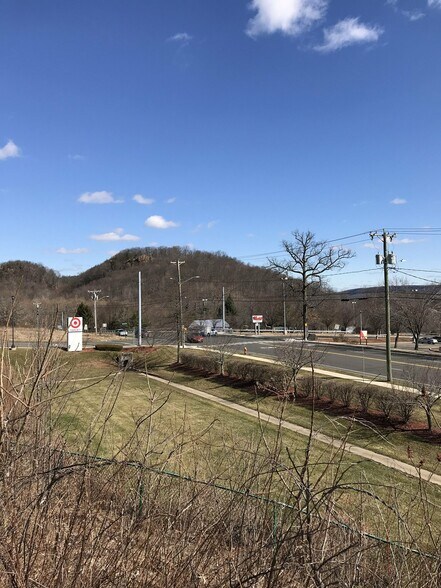 492 Chamberlain Hwy, Meriden, CT for sale - Building Photo - Image 2 of 3