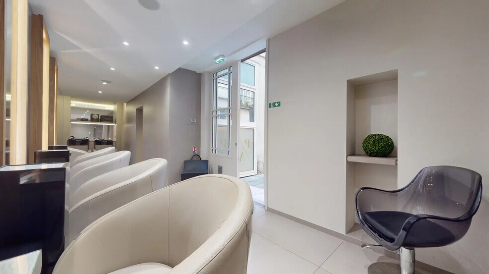 Retail in Lyon for lease - Interior Photo - Image 2 of 7