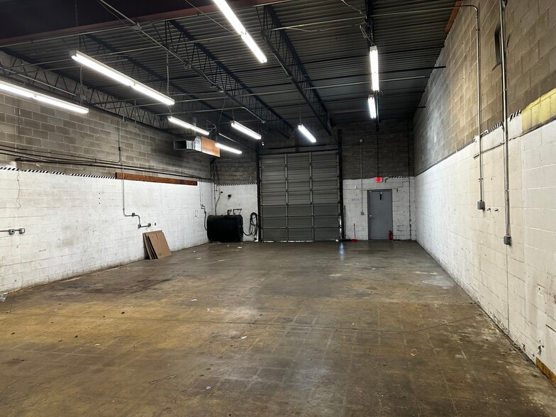 110 Knickerbocker Ave, Bohemia, NY for lease - Interior Photo - Image 2 of 6