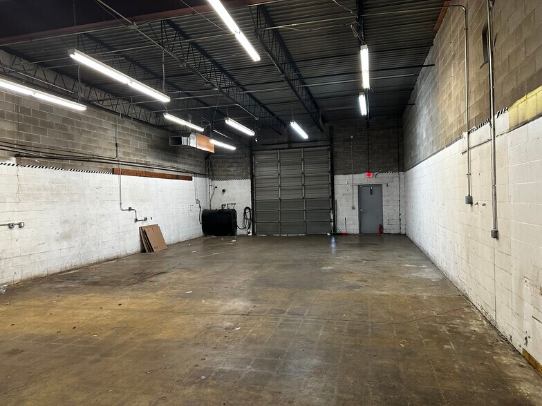 110 Knickerbocker Ave, Bohemia, NY à louer - Photo intérieure - Image 2 de 6