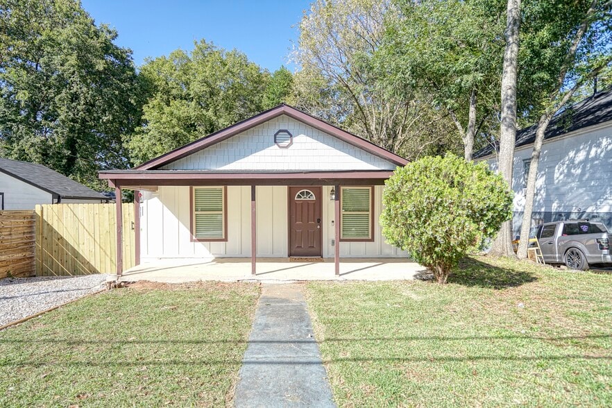 10-Property Investment Portfolio portfolio of 4 properties for sale on LoopNet.ca - Building Photo - Image 1 of 8