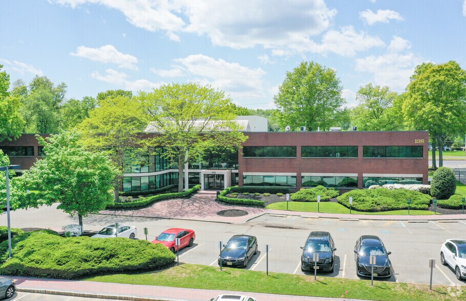 198 Route 9 N, Manalapan Township, NJ à louer - Photo du bâtiment - Image 1 de 2