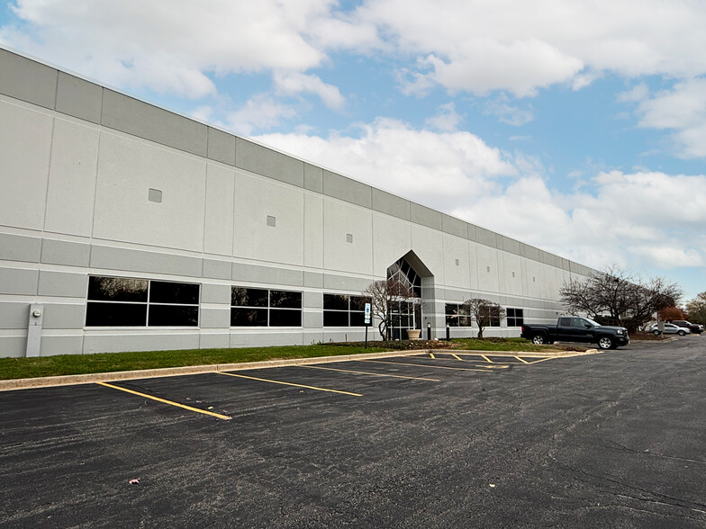 450 Congress Pky, Crystal Lake, IL for lease - Building Photo - Image 1 of 1