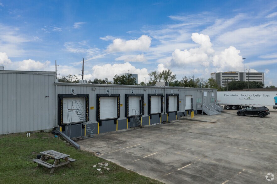142 Knobcrest Dr, Houston, TX à louer - Photo du bâtiment - Image 2 de 10
