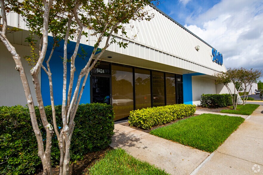 9412-9424 International Ct N, Saint Petersburg, FL à louer - Photo du bâtiment - Image 3 de 24