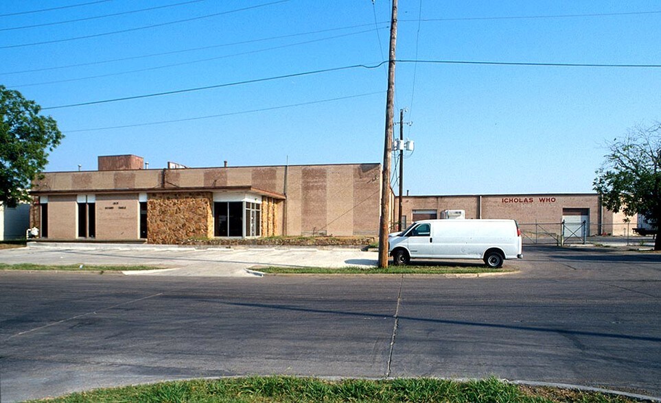 1415 Round Table Dr, Dallas, TX for lease - Building Photo - Image 2 of 3