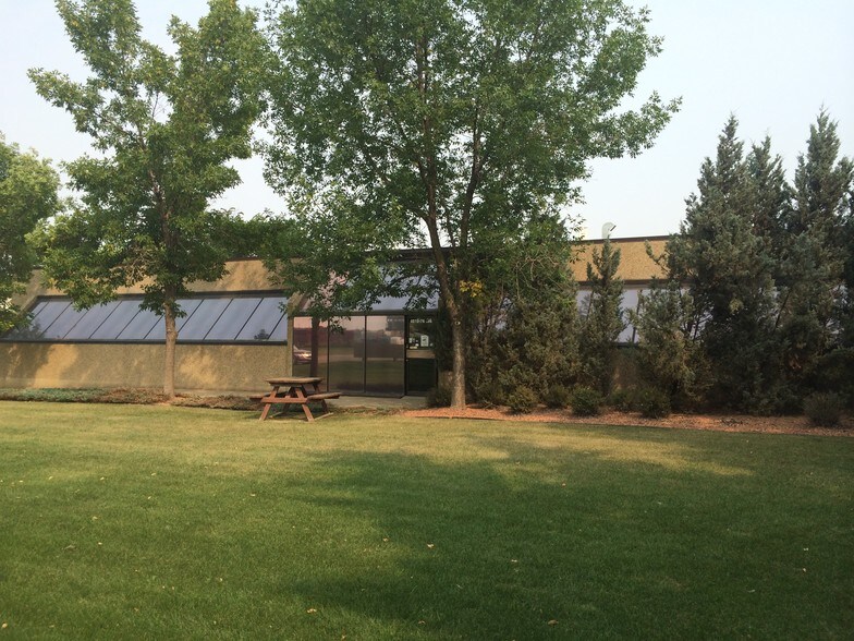 4010 76th Ave NW, Edmonton, AB à vendre - Photo du bâtiment - Image 3 de 4