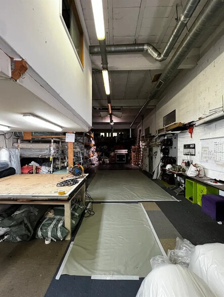 Flex in Noisy-le-Sec for lease - Interior Photo - Image 2 of 8