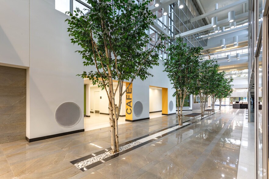 200 Galleria Officentre, Southfield, MI à vendre - Hall d’entrée - Image 3 de 10