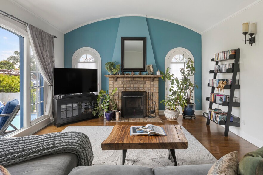 1569 S Orange Grove Ave, Los Angeles, CA à vendre - Photo du bâtiment - Image 3 de 41