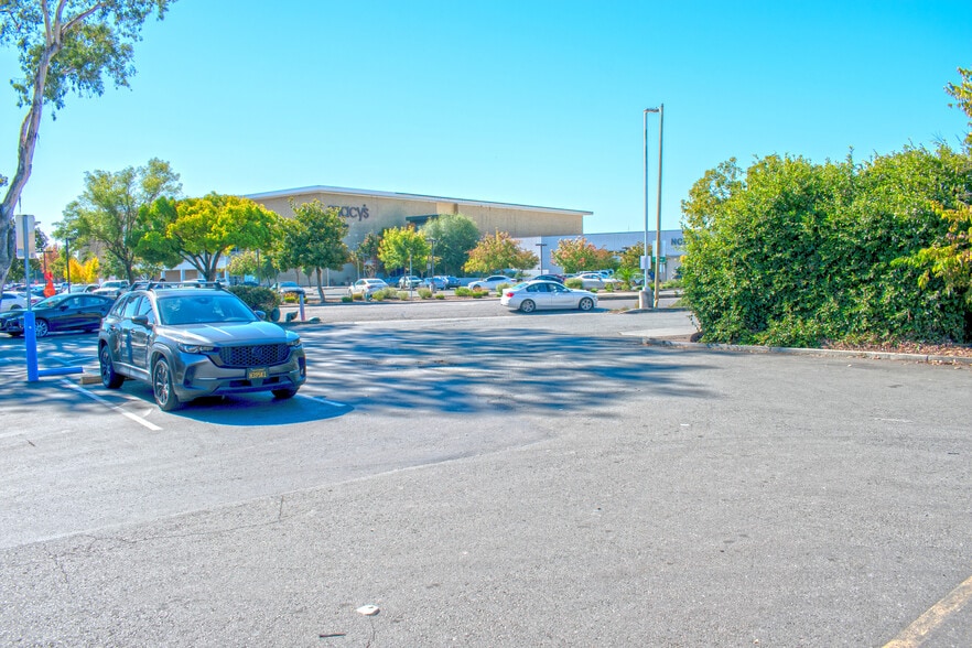 996 Steele Ln, Santa Rosa, CA for lease - Building Photo - Image 3 of 7