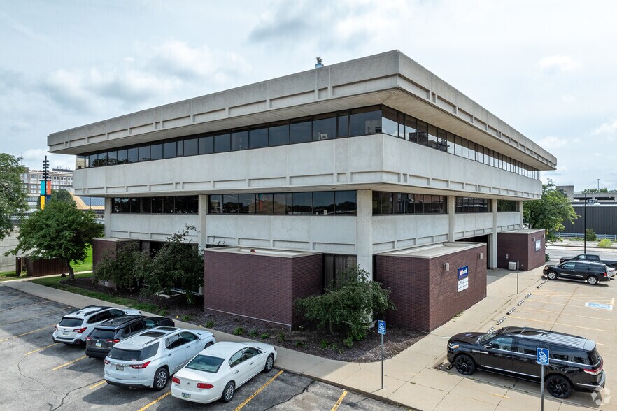 425 Cedar St, Waterloo, IA à vendre - Photo du bâtiment - Image 2 de 6