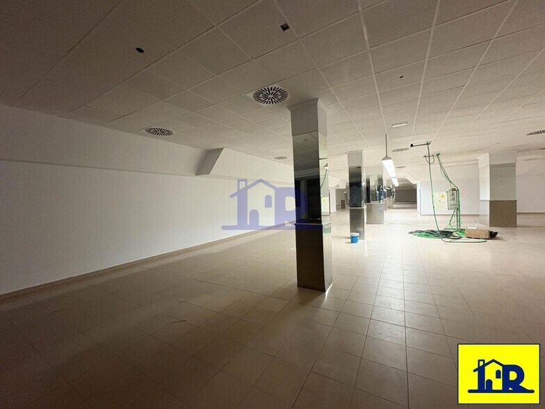 Retail in Cuenca, Cuenca for lease - Interior Photo - Image 2 of 5